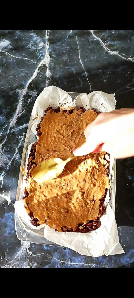 We bedekken met pindakaas