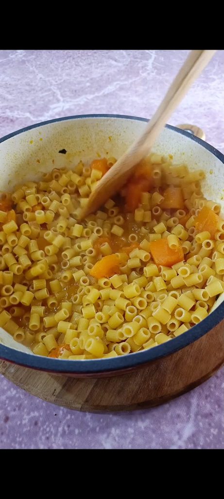 Voeg de pasta toe aan de pan