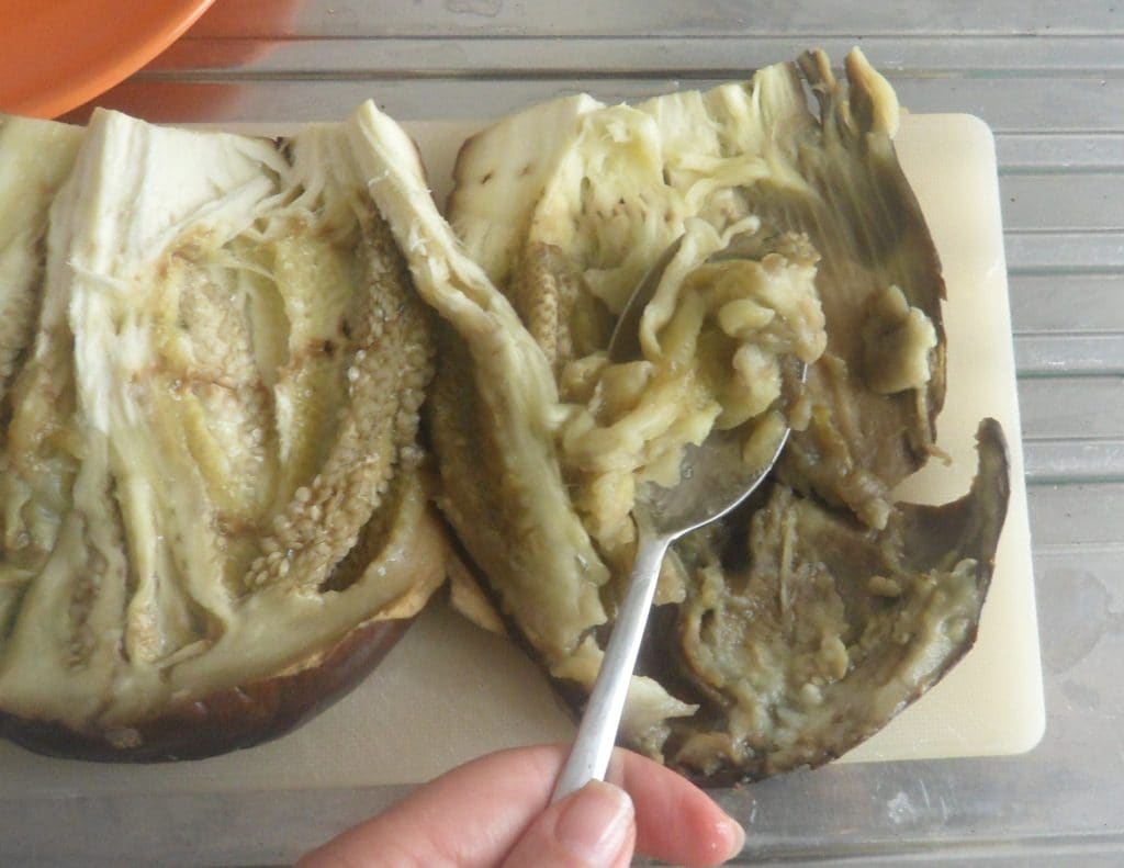 hoe aubergines in de magnetron te koken, heel en met schil voor gehaktballen en sauzen, il chicco di mais 4 het vruchtvlees uithollen
