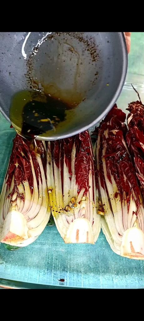 Giet de emulsie over de radicchio