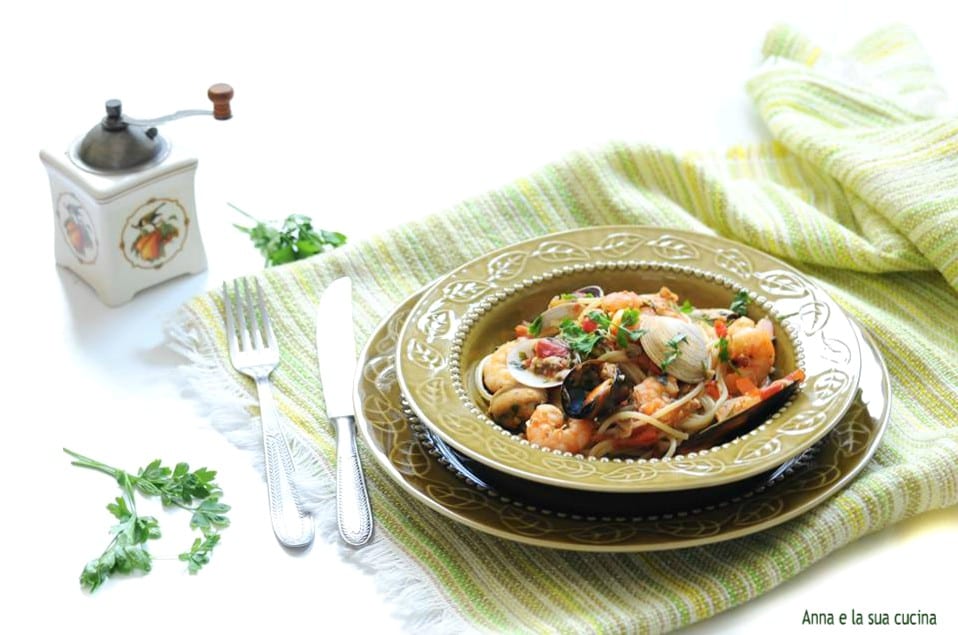 Spaghetti met zeevruchten en tomaat