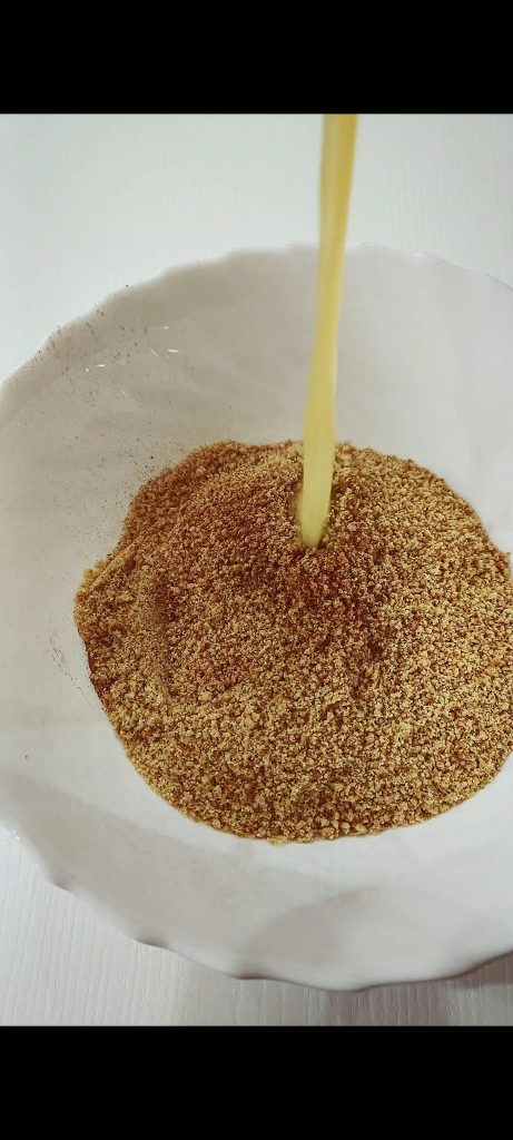 Voeg gesmolten boter, kaneel en nootmuskaat toe