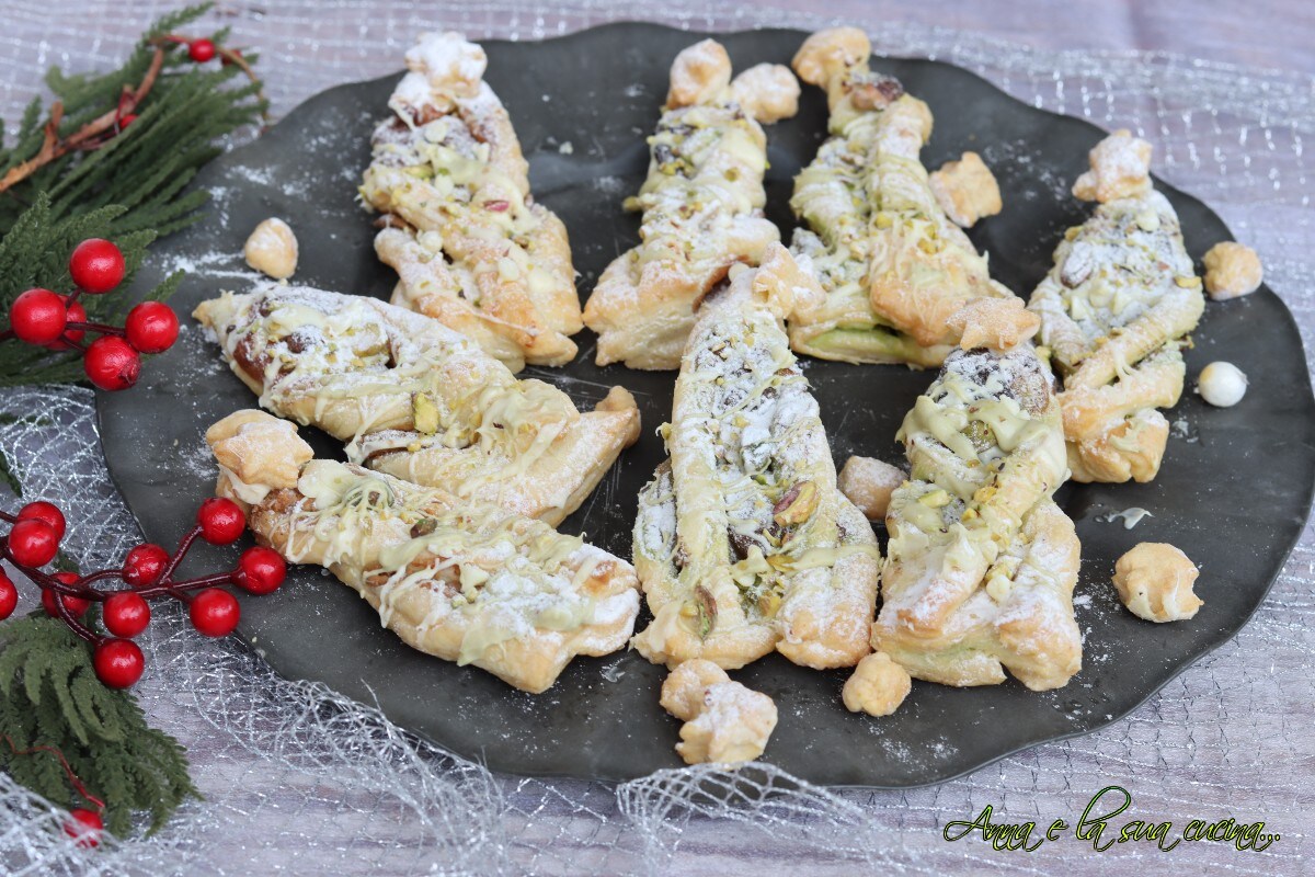 Driehoekjes gevuld met bladerdeeg kerstboom zoetigheden