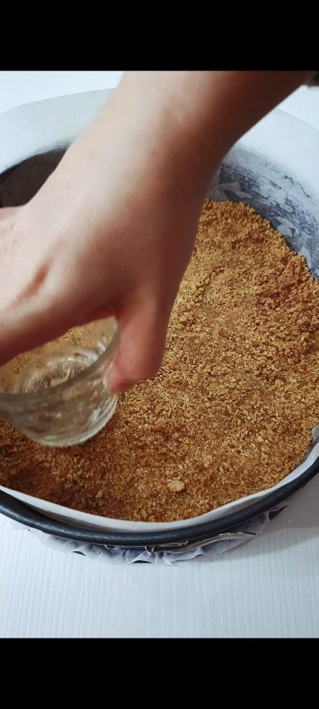 Giet het koekjesmengsel op de bodem van een springvorm