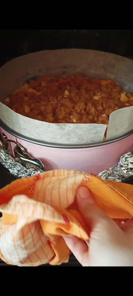 Bak de cheesecake au bain-marie in de oven