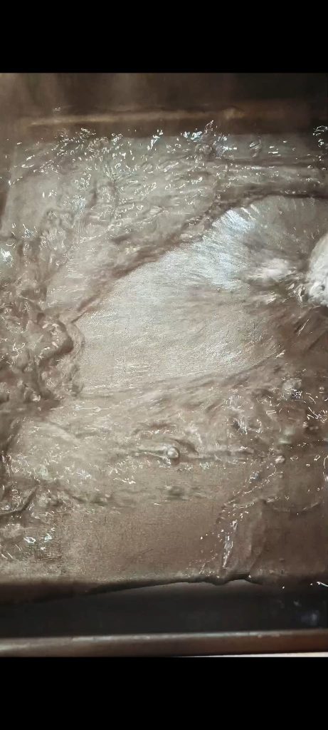 Giet water in een grotere bakvorm