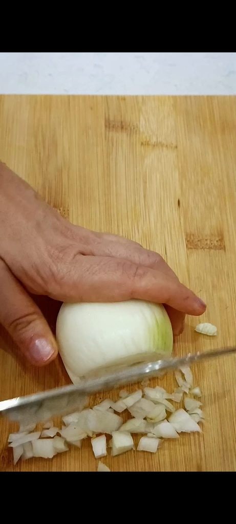We hakken ui, knoflook en salie