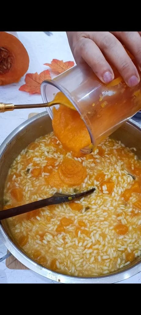 We mengen de risotto met boter en pompoenpuree