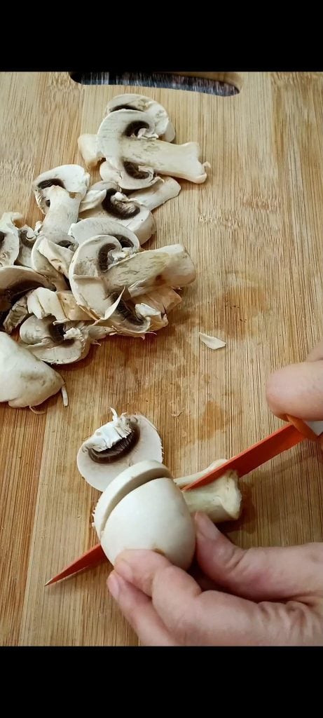 We snijden de champignons in plakjes