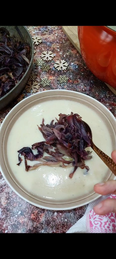 We serveren de bonencrème met radicchio en gekarameliseerde uien