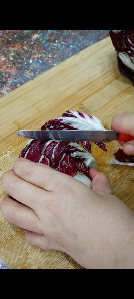 We snijden de radicchio in reepjes