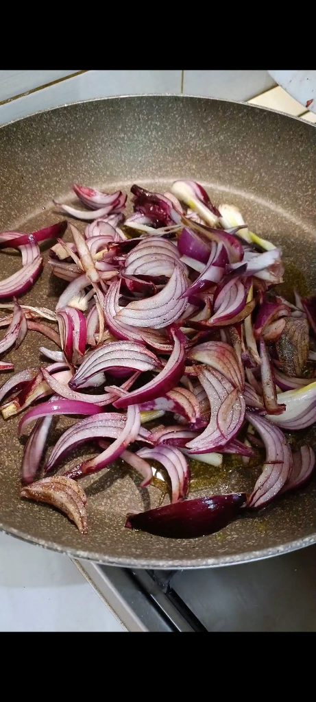 We koken de uien