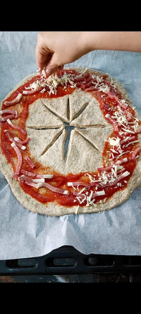 Beleg met tomaat, spek en mozzarella
