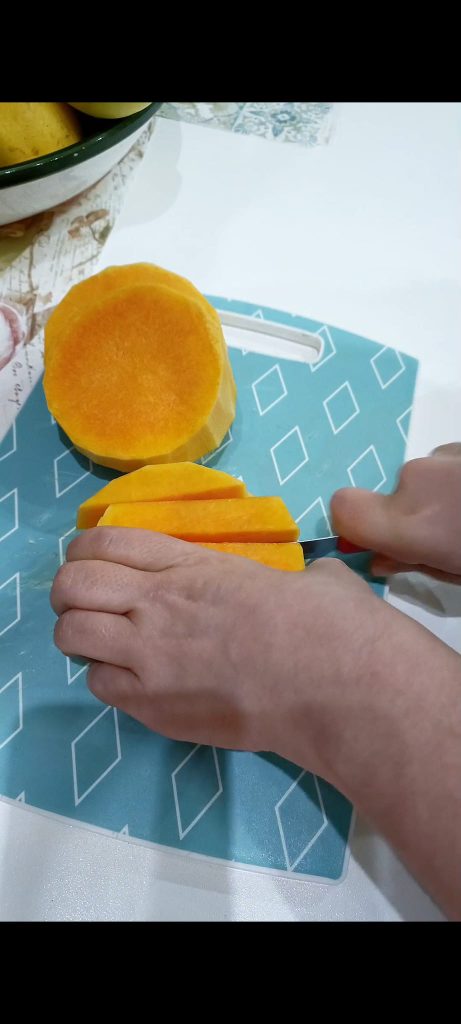 We snijden de pompoen in plakjes