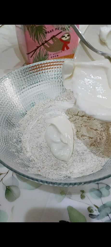 We mengen meel, yoghurt en zout