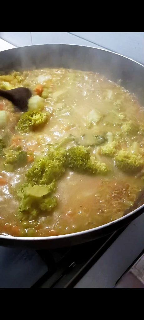 Voeg citroensap, sojasaus en broccoli toe