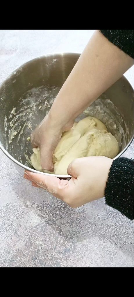 Meng de ingrediënten tot een homogeen deeg