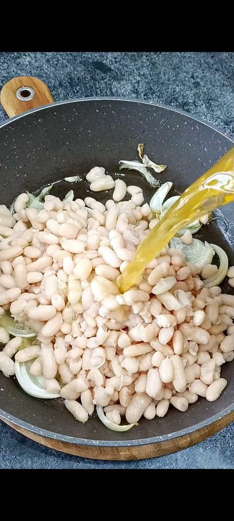 Cannellinibonen met groentebouillon