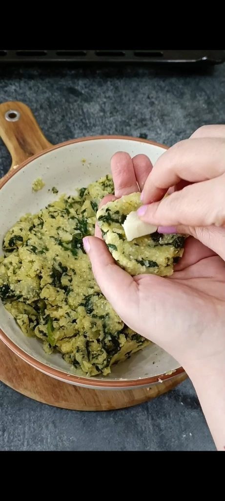 We vormen de balletjes en vullen ze met gerookte scamorza
