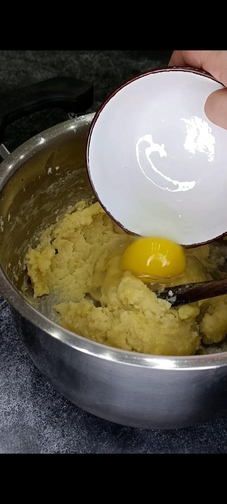We voegen één voor één de eieren toe