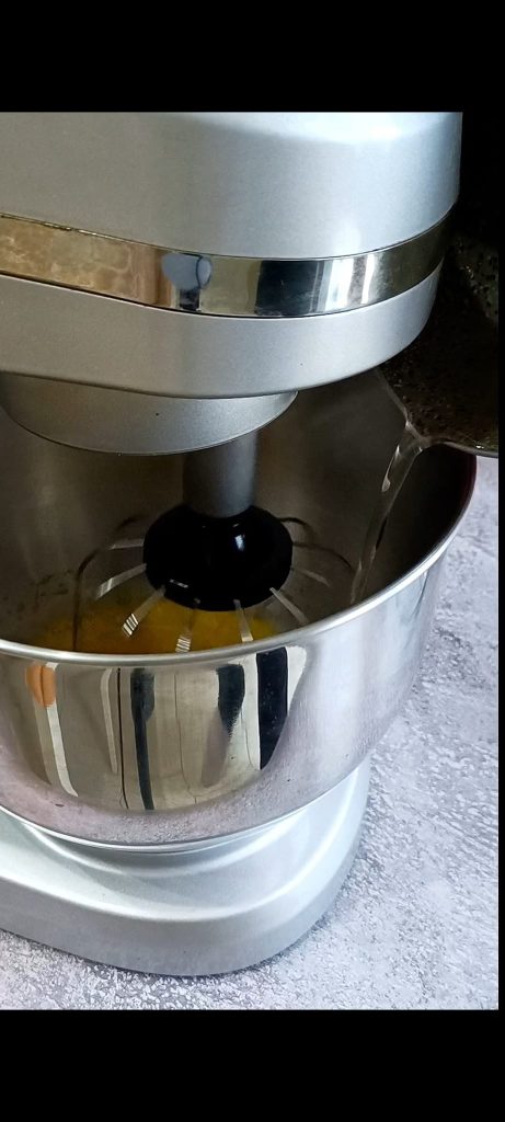 We voegen de siroop van water en suiker toe