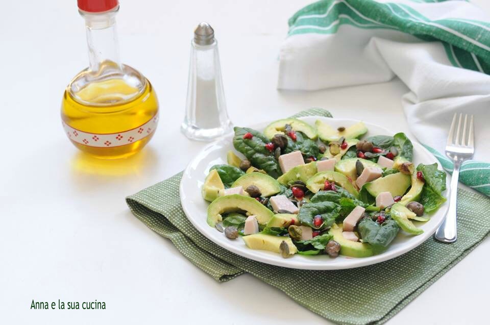 Spinaziesalade met avocado en kalkoenborst