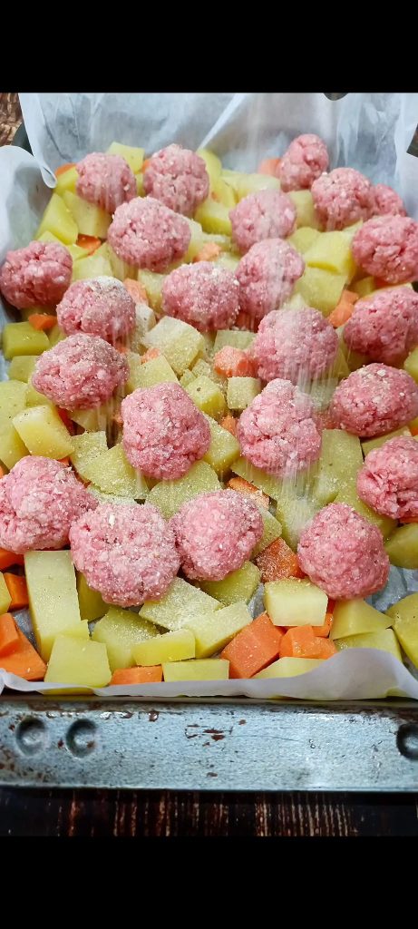 We voegen de gehaktballetjes toe
