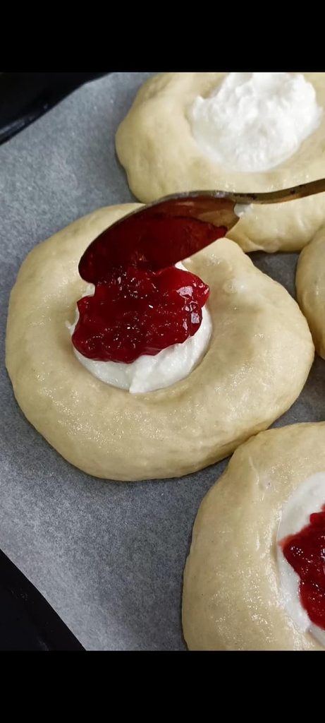 Brioches gevuld met ricotta en aardbeien
