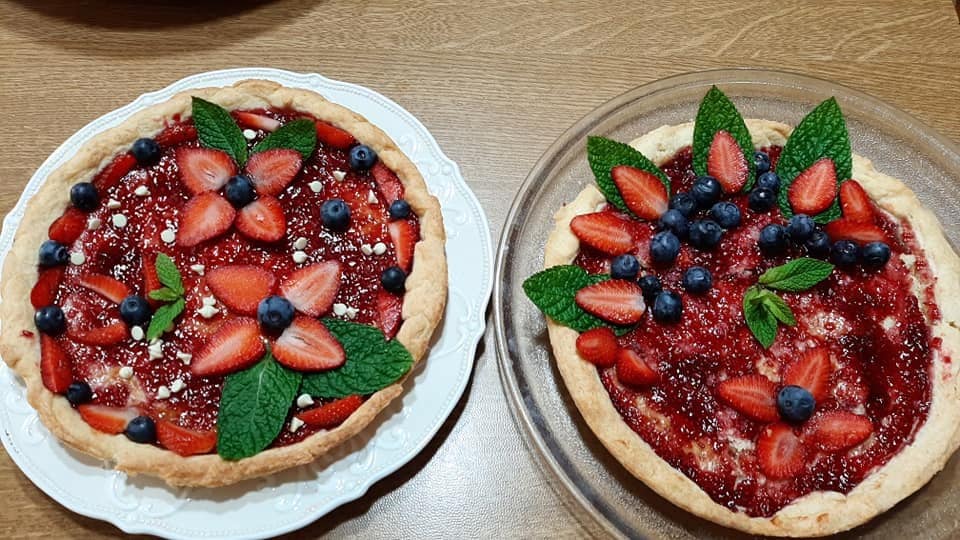 Taart met aardbeien- en bosbessenjam