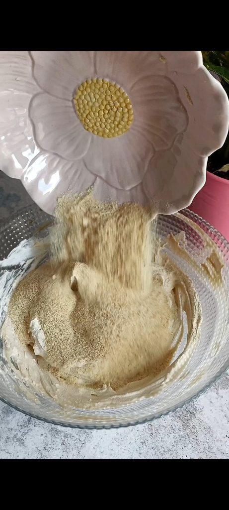 Voeg de gemalen lange vingers toe aan de crème