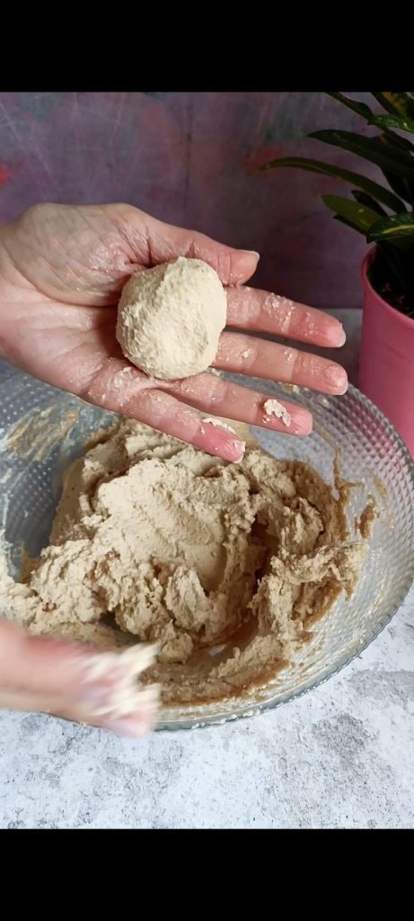 Vorm met het mengsel de bolletjes of truffels