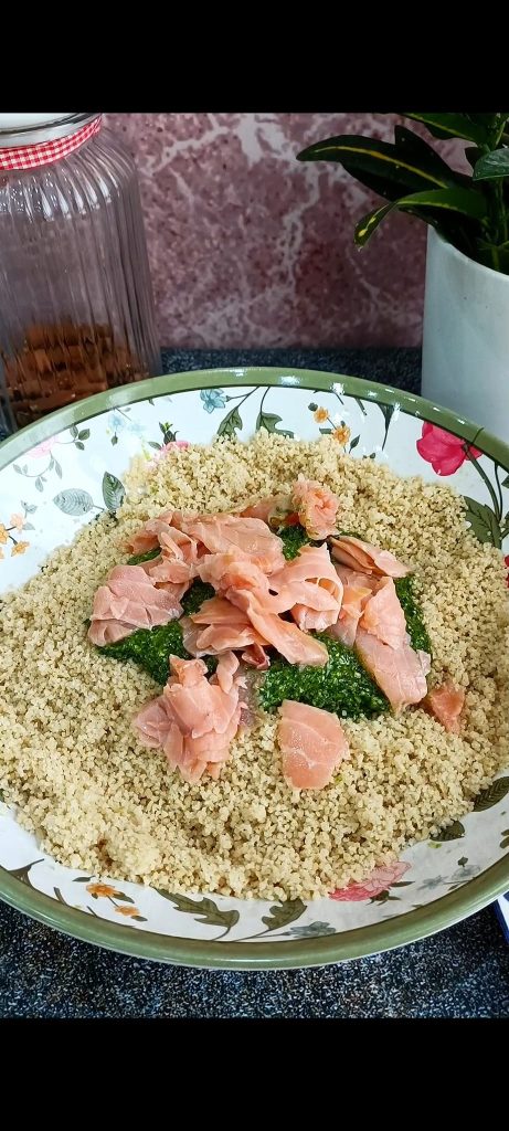 Couscous op smaak gebracht met rucolapesto en zalm