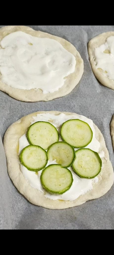 Pizzettes met room en courgette