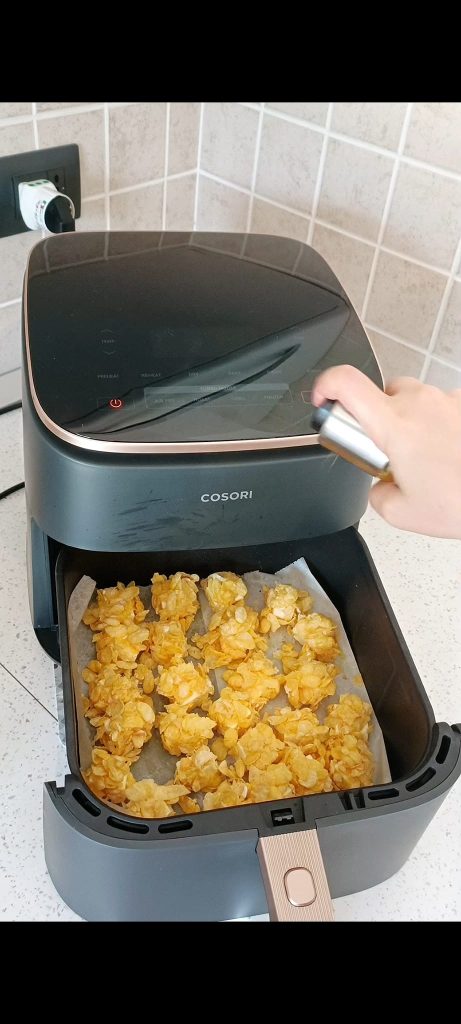 Bakken van de feta bites in de heteluchtfriteuse