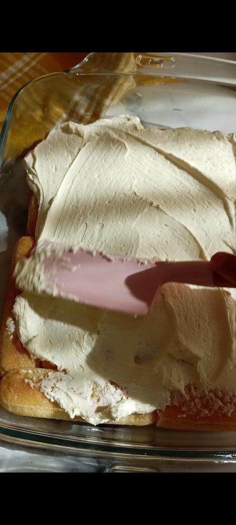 Samenstellen van de tiramisu met citroen