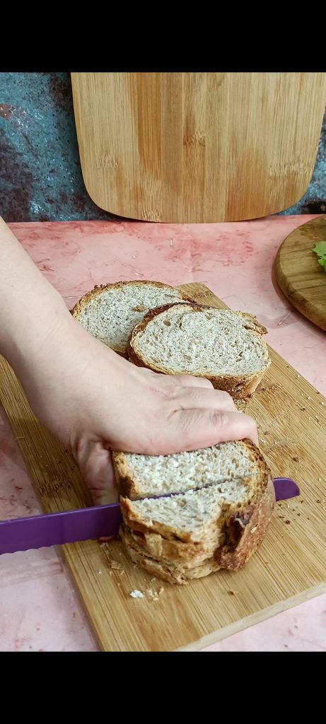 Oud brood in blokjes gesneden
