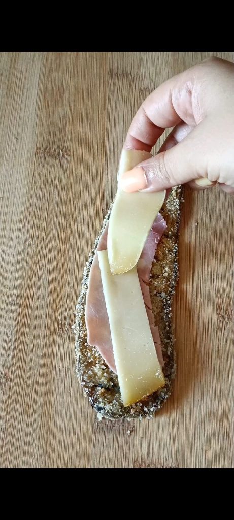Vul elke plak met gekookte ham en gerookte scamorza