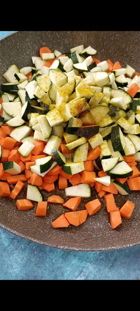 We koken courgettes en wortels in de pan