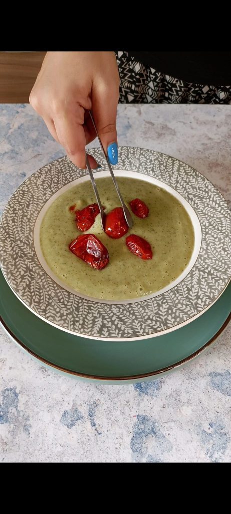 Serveer en geniet van de courgettesoep