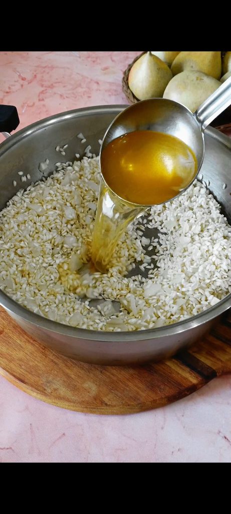 Koken van de risotto met groentebouillon