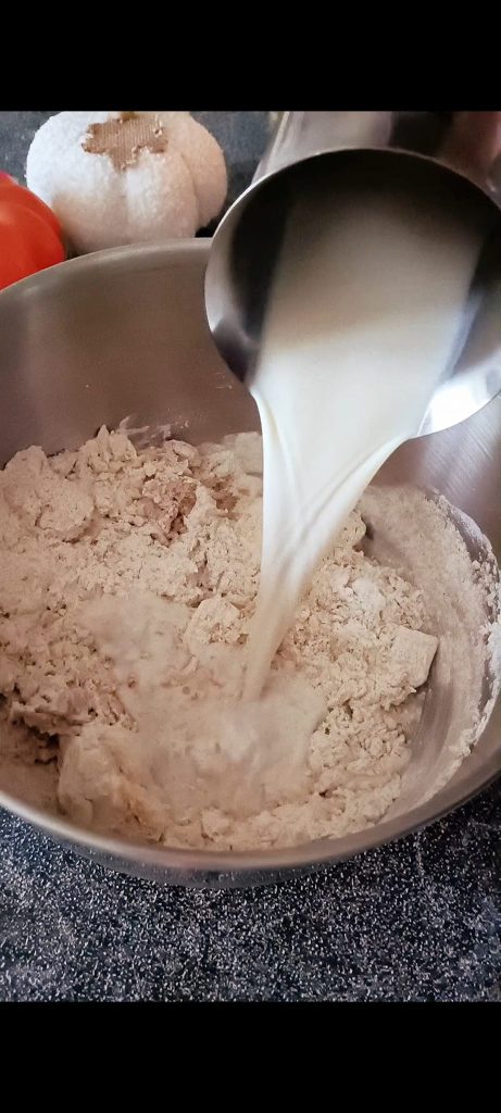 Voeg de opgeloste gist in melk toe