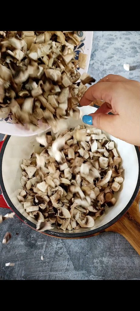 We voegen de champignons toe