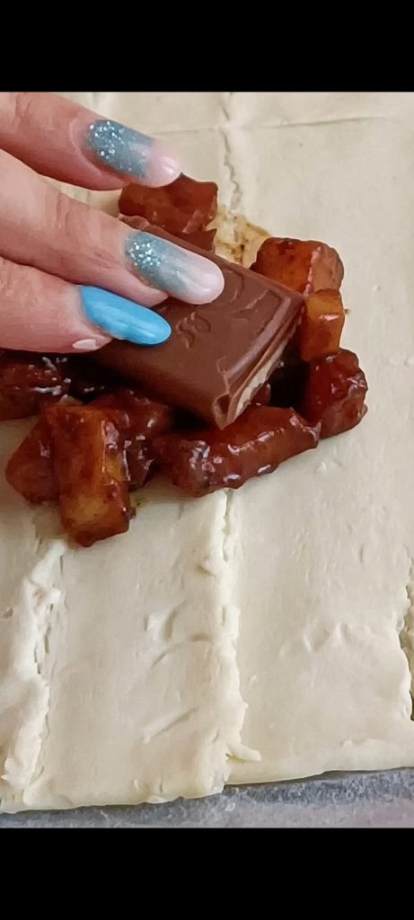 We vullen de bladerdeegvierkanten met appels en chocolade