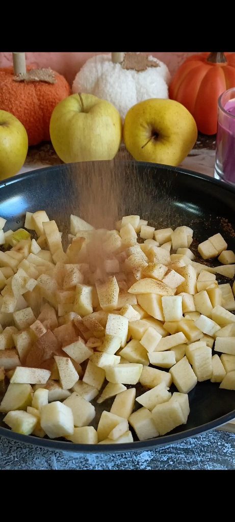 Appels gekookt in een pan met boter, bruine suiker en kaneel