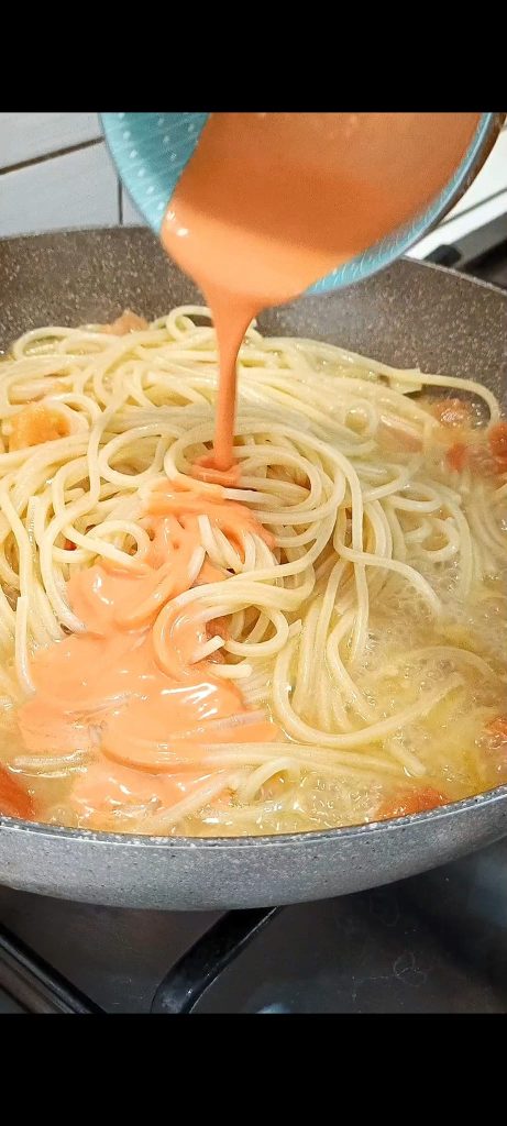 We voegen de garnalencrème toe