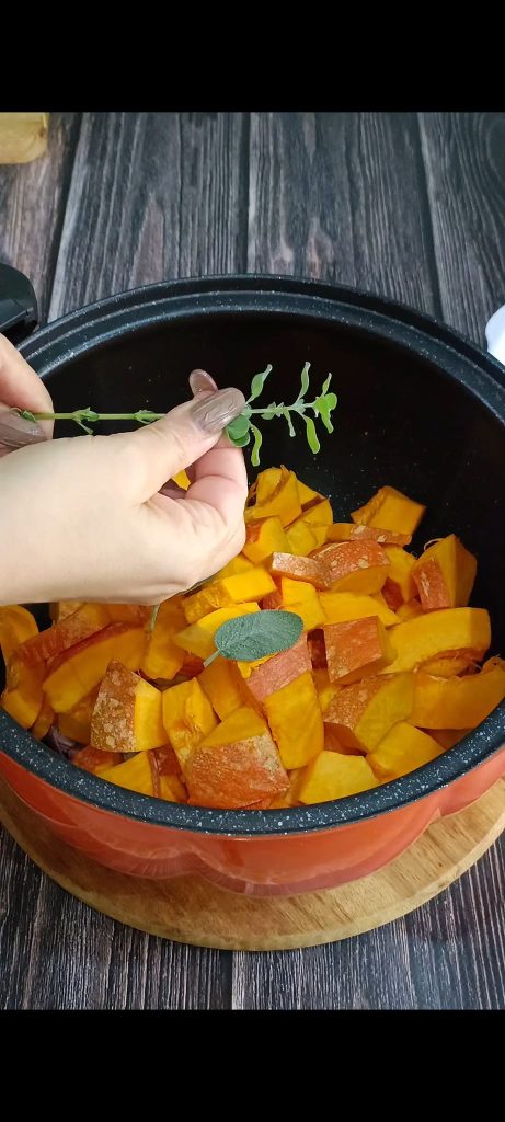 We doen alle ingrediënten in de kookpan