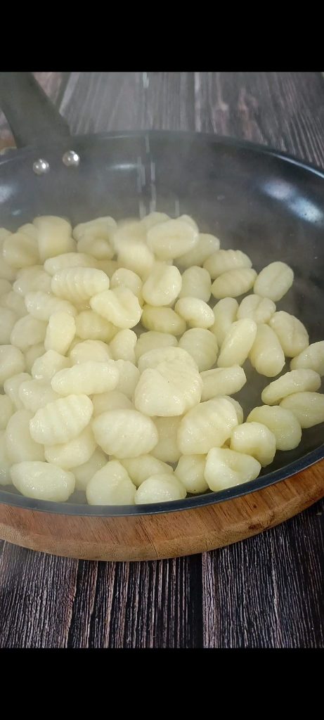 We bakken de gnocchetti in de pan