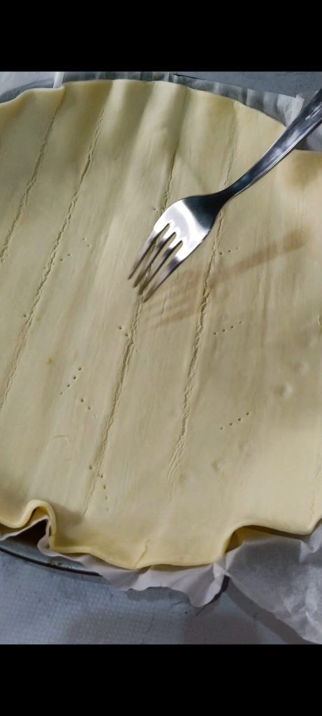 Leg een rol bladerdeeg in de bakvorm
