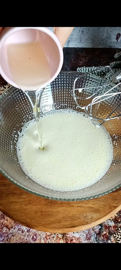 Beslag met eieren, suiker, plantaardige olie en melk