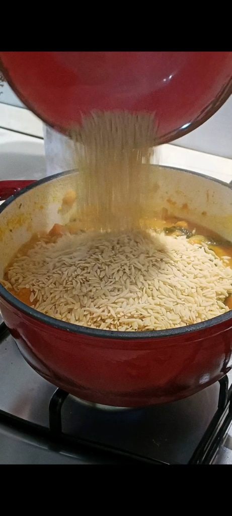 Voeg de pastina toe